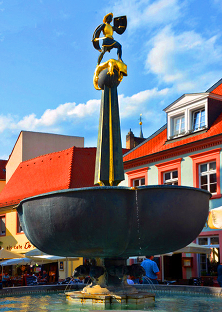 17_2017-08-20_Fountain_St. George Fountain w a Statue of St. George the Dragon Slayer-10001.JPG