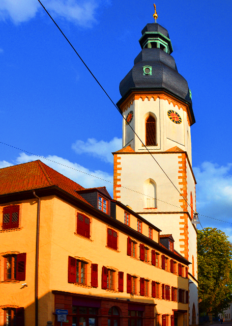 042017-08-20_Former Town Hospital Founded 1259 & Bell Tower of Trinity Church Constructed in 1717 ����1259����ϳ�ҽԺ�뱳���ʥ��һ������¥0001.JPG