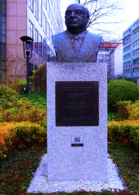 Bust of Helmut Kohl.jpg