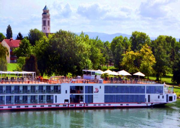 2017-08-21_Viking Kavsir w St. Nepomuk Church in the Backgroundά�����ǻۺ�������ʥ�ᲨĽ�˽���0001.JPG