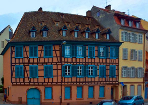 16_2017-08-21_Bldg_Alsatian Half-Timbered House @ Place Henri-Dunant-20001.JPG