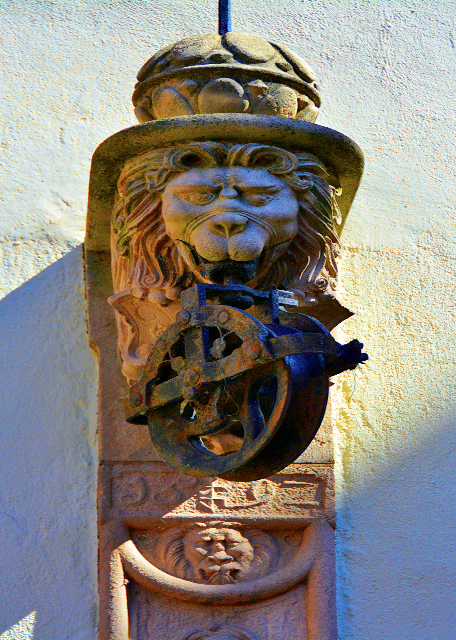 05_2017-08-22_Bldg_Adolph House Built in 1350_A Gallows w 2 Lion's Heads �ɂ��{�^-30001.JPG