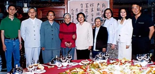 王光美宴请毛泽东毛泽东后代.jpg