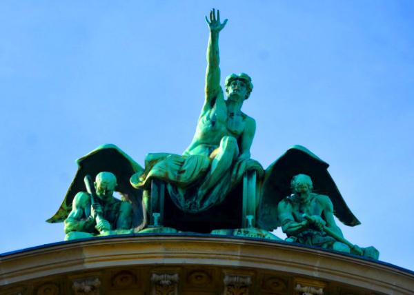 28_2017-08-24_Statue_Luzerner Torbogen @ Bahnhof Portal ��վ���š�¬��������0001.JPG