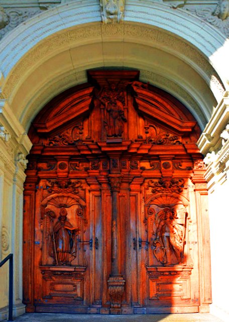 06_2017-08-23_Church of St. Leodegar_Entrance0001.JPG
