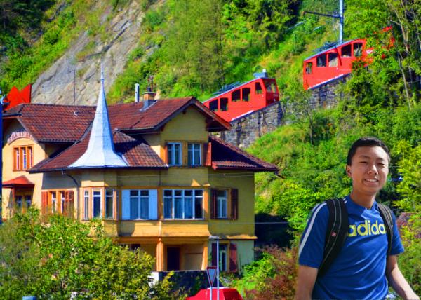 03_2017-08-24_Alpnach_Alpnachstad Station_ Note the Inclination of the Platform behind the Bldg-10001.jpg