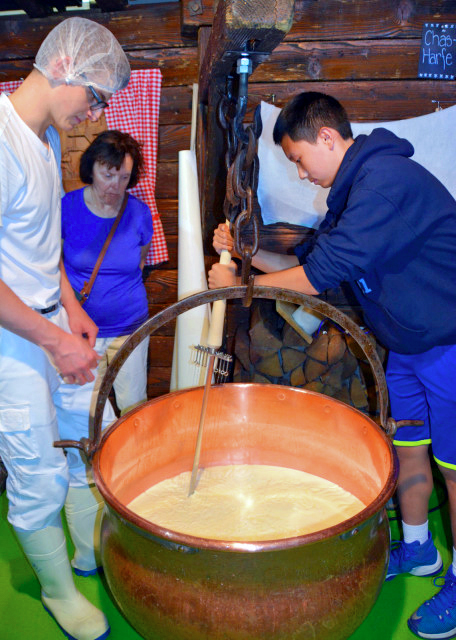 2017-08-24_Milchmanufaktur_Stirring Cheese ��������-30001.JPG