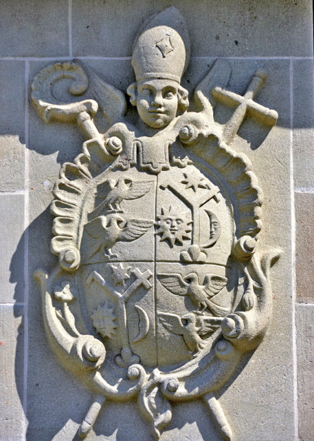 2017-08-24_Carved Stone  a Papal Coat of Arms�̻�����-10001.JPG