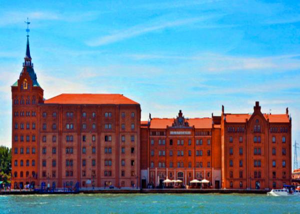06_2018-07-08_Bldg_Molino Stucky in the Neo-Gothic Style Built in 1980s @ Giudecca Island0001.JPG