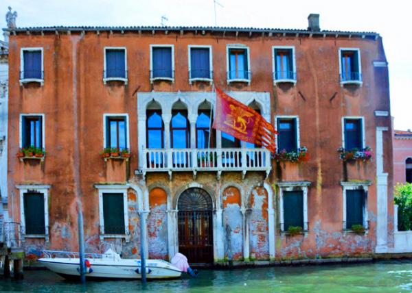 24_2018-07-09_Bldg_Venetian Flag of Gold Lion on Red Background Flying from Balcony on Grand Canal ���˺���̨Ʈ�������˹��ʨ��0001.JPG