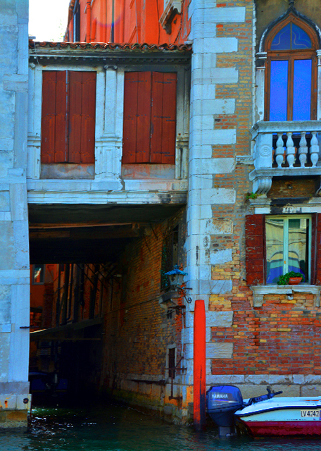 2018-07-09_Bldg_Sotoportego or Covered Passage Spanning a Narrtow Canal w a Palina���в��ظ�������ϵ����-10001.JPG