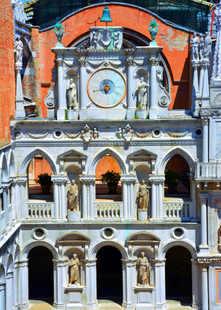 07_2018-07-09_Doge's Palace_Ornamentation of the Courtyard  w Marble Clock ͥԺװ�������ʯ��-20001.JPG