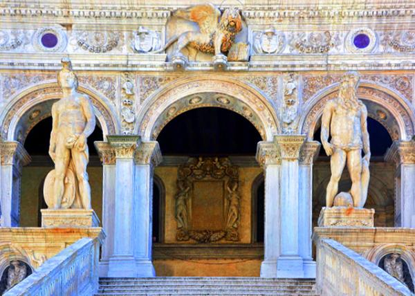 08_2018-07-09_Doge's Palace_Scala dei Giganti_ Flanked by Mars & Neptune Palazzo Ducale- ���湬�����Ǻͺ��������Ҿ���¥��20001.JPG