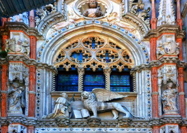 26_2018-07-09_Basilica di San Marco_Sculpture of a Doge & the Lion of Venice on Porta della Carta ֽ�����ܶ�������˹ʨ�ӵ���0001.JPG
