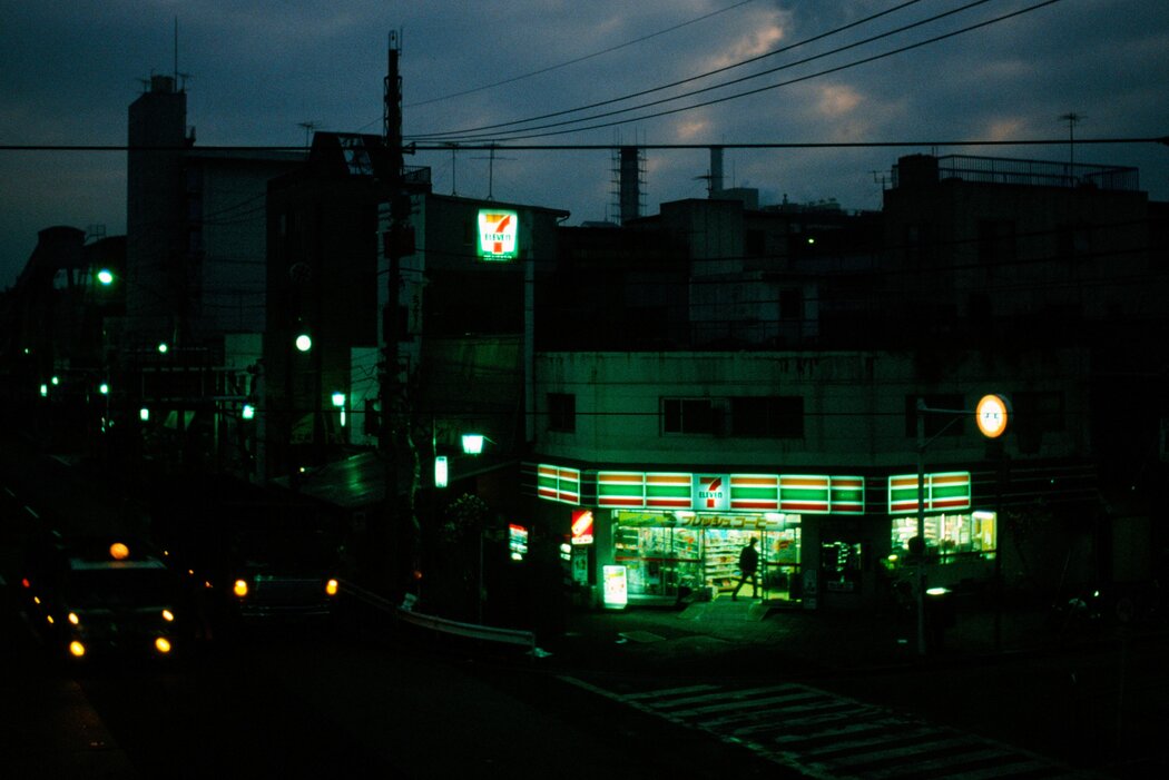 日本首家7-Eleven门店,摄于1988年。在铃木敏文的领导下,便利店开始重塑日本人的日常生活。