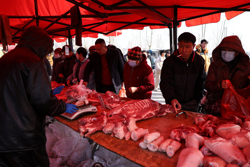 2月，北京的一个菜市场。中国猪肉价格在过去四年里下跌了39%。