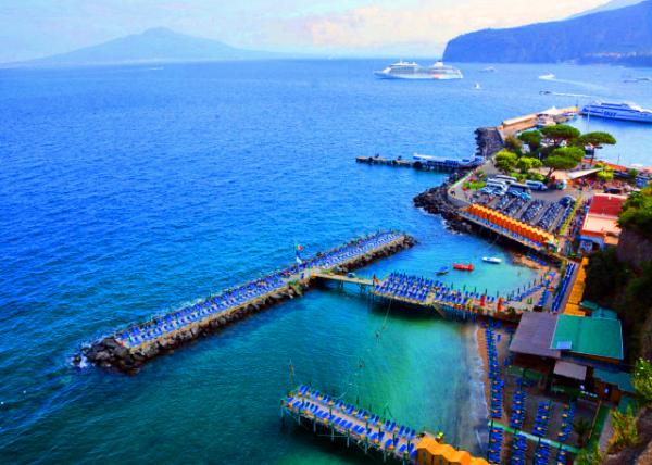 06_2018-07-17_Sorrento_Lido w Mt Vesuvius & Bay of Naples behind ����ԡ���뱳���ά������ɽ���ǲ���˹��0001.JPG
