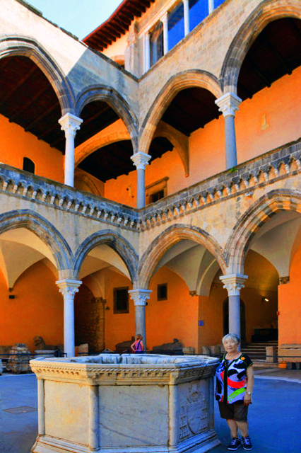 03_2018-07-18_Tarquinia National Museum_Courtyard of Palazzo Vitelleschi w the Coat of Arms of the Vitelleschi on the Well ά̩��˹������ͥԺ����ά̩��˹�����������0001.JPG