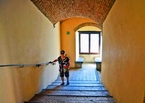 04_2018-07-18_Tarquinia National Museum_ Stairway0001.JPG
