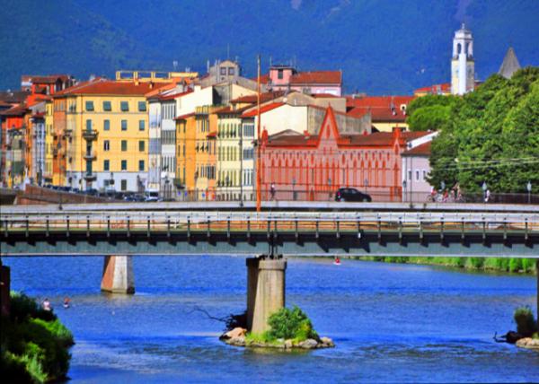 10_2018-07-19_Pisa_Bell Tower of Palazzo Pretorio over the Arno River ��ŵ������������¹���¥-20001.JPG