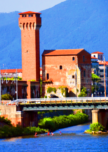 13_2018-07-19_Pisa_Torre Guelfa by Ponte della Cittadella over the Arno River ��ŵ�ӳǱ��ű߹������0001.JPG