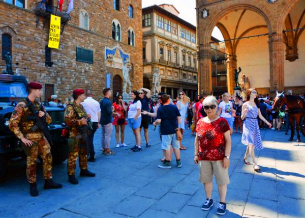 13_2018-07-19_Florence_Piazza della Signoria-10001.JPG