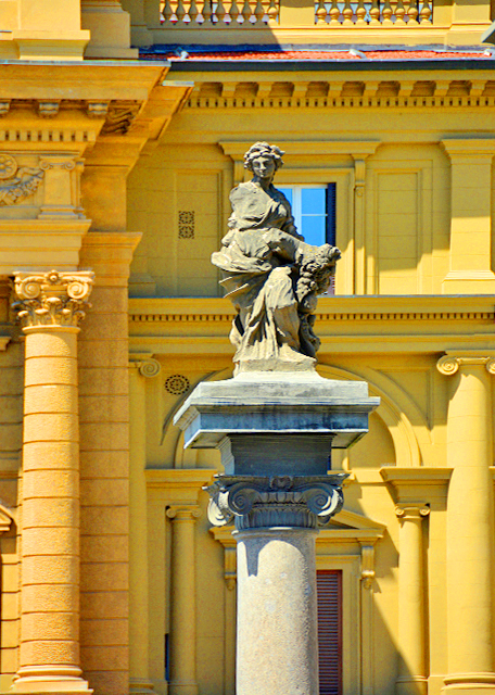 08_2018-07-19_Statue_Piazza della Repubblica_Colonna dell'Abbondanza_Abundance Statue ��������0001.JPG