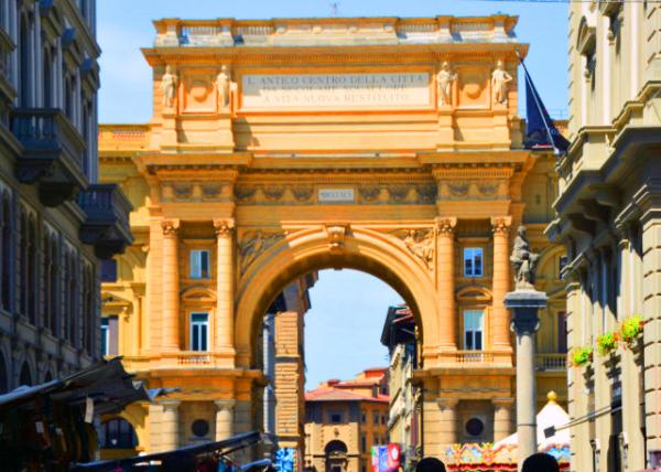 14_2018-07-19_Florence_Piazza della Repubblica_Arcone Triumphal Arch_The ancient center of the city restored from age-old squalor to new life ���ο�����-20001.JPG