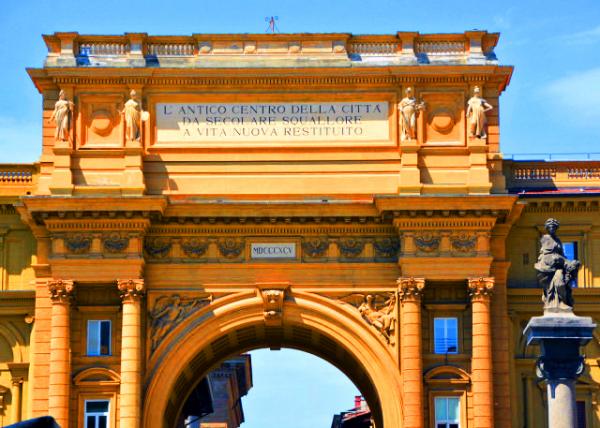 15_2018-07-19_Florence_Piazza della Repubblica, the Triumphal Arch & the Column of Abundance @ Piazza della Repubblica.JPG