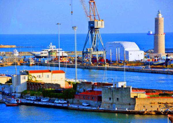 10_2018-07-19_Livorno_Port_Avvisatore Marittimo del Porto di Livorno & Lighthouse �����Ǹۿں��ϺŽ������0001.JPG