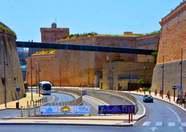 14_2018-07-21_Marseille_Aerial Foot-bridge Linking Fort St Jean & the MuCEM ����ʥ�ñ���ŷ�޵��к���������ݵĿ��в�����0001.JPG