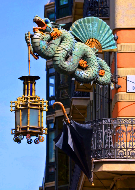 12_2018-07-22_La Rambla_Dragon Lamp0001.JPG