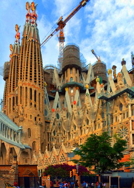 10_2018-07-22_Sagrada Fam��lia_New Stonework against the Stained & Weathered Older Sections0001.JPG