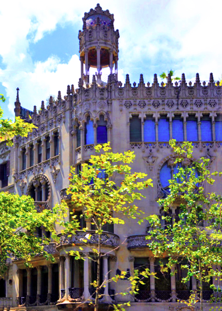 26_2018-07-22_Passeig de Gracia_Casa Lle�� Morera_Tempietto at the Top0001.JPG