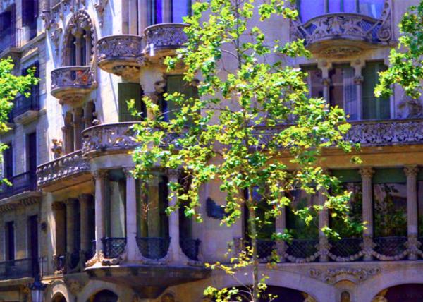 27_2018-07-22_Passeig de Gracia_Casa Lle�� Morera, a Flamboyant Modernista Bldg-20001.JPG