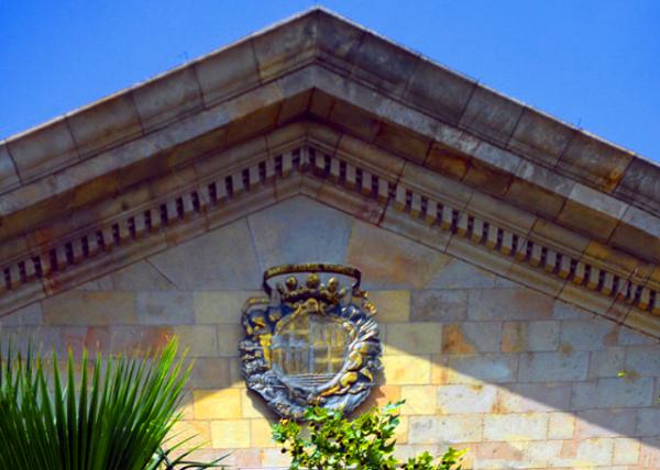 20_2018-07-22_Coat of Arms of Barcelona on a pediment at the Barcelona Royal Shipyard Then & Maritime Museum of Barcelona Now-70001.JPG