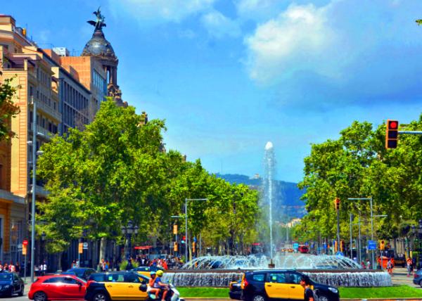 2018-07-22_Passeig de Gracia_Fountain & 21st Century Farms0001.JPG