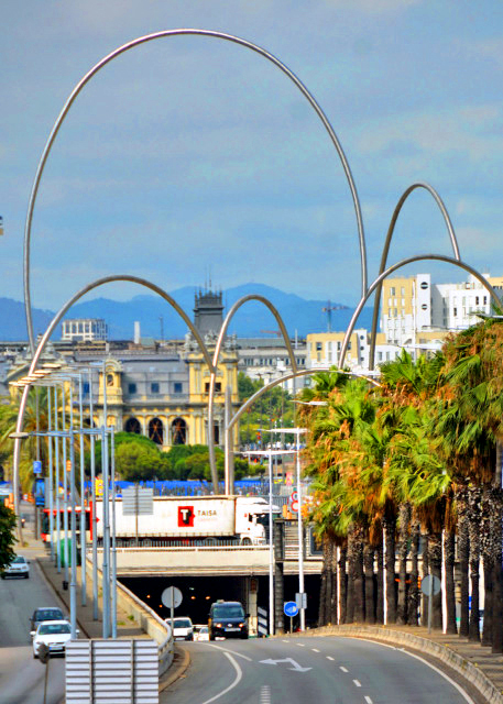 23_2018-07-22_Plaza de les Drassanes_Sculpture of Onades or Waves, Consisting of 7 Large Steel Arches Designed like Flowing Waves & Serving as a Tribute to the People0001.JPG