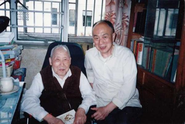 1780838667423223.jpg 郑超麟(左)与周履锵(1997)1998年,郑超麟98岁离世.jpg
