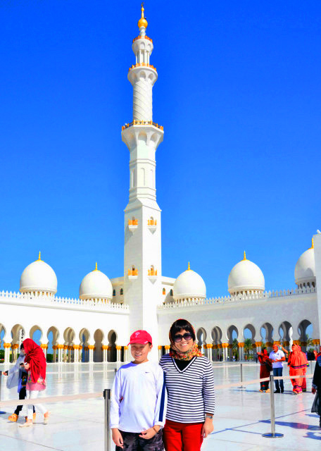 07_2013-12-07_Abu Dhabi_Sheikh Zayed Grand Mosque_Inner Courtyard w Minaret ��ͥԺ��������-460001.JPG
