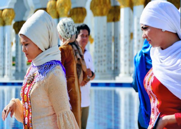 21_2013-12-07_Sheikh Zayed Grand Mosque_Wearing Hijab Women ����ͷ��Ů��-120001.JPG