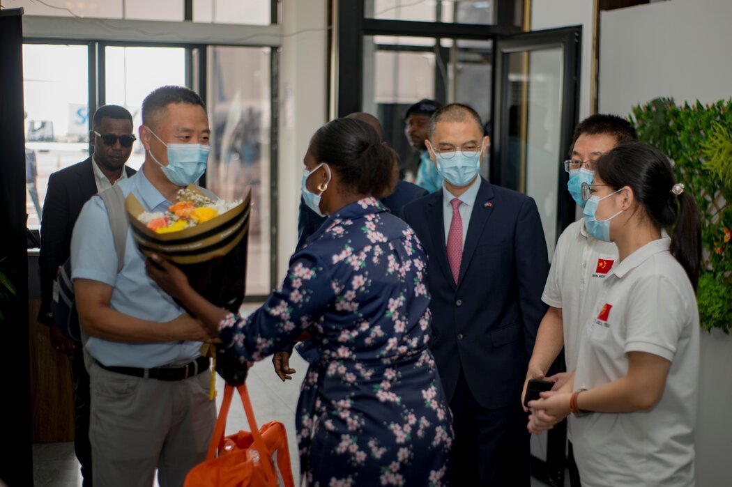 中国医疗队成员于周二抵达刚果民主共和国首都金沙萨,照片由官方媒体发布。