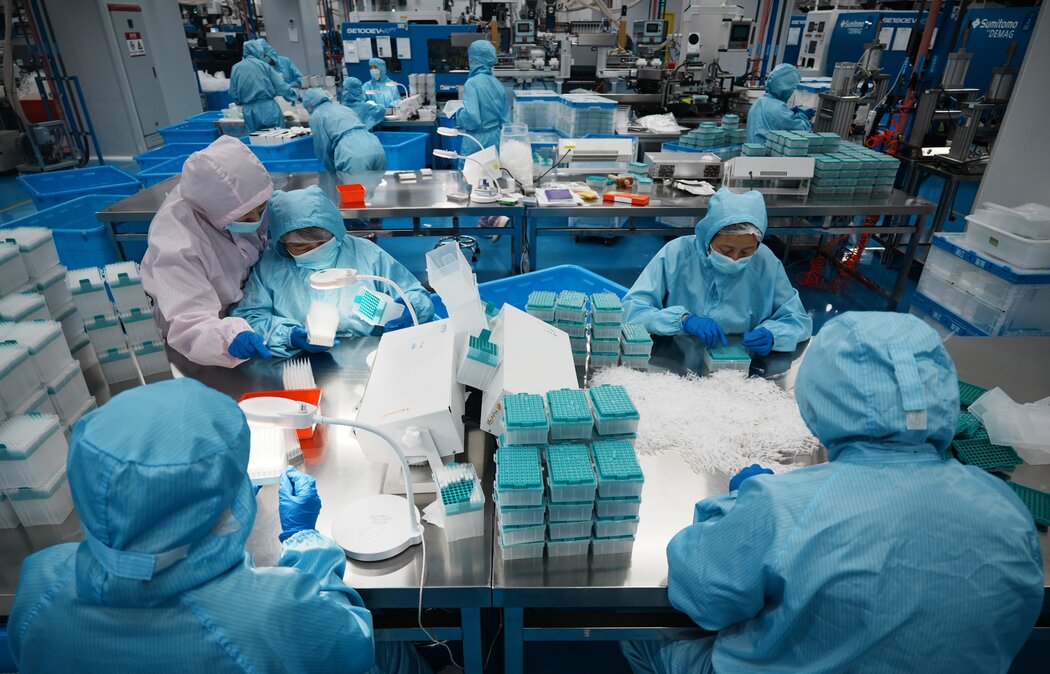 今年4月,中国浙江省杭州市浙江友莱生物科技有限公司的车间内,技术人员正在生产基因检测所需的组件。
