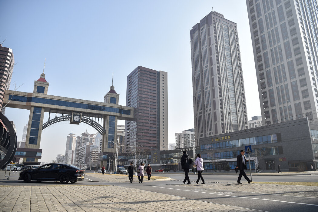 平壤街景,摄于3月。俄罗斯向朝鲜输送了价值数十亿美元的石油、粮食、武器及其他援助,为其提供了巨大帮助。