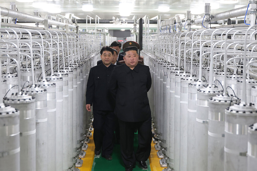 根据朝鲜官方媒体发布的一张照片,金正恩周三参观了一座生产核弹燃料的新设施。金正恩将核计划视为抵御美国入侵的盾牌。