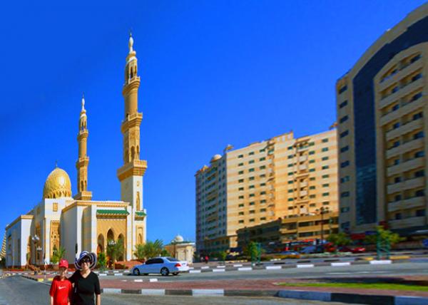 11_2013-12-09_Al Maghfirah Mosque, the Largest Mosque in the Emirate of Sharjah.jpg