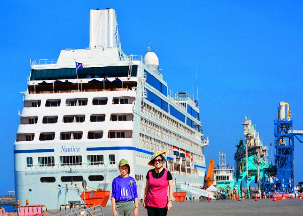 01_2013-12-10_Nautica Oceania Berthed @ Fujairah Port, the 2nd Largest Bunkering Port in the World-10001.jpg
