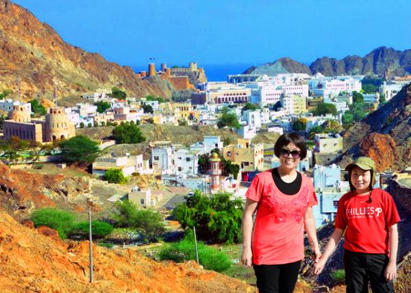 01_2013-12-11_Panoramic Overlook of Old Muscat, Featuring Al Jalali Fort Nestled between Rugged, Volcanic Terrain �ϳ�-20001.jpg