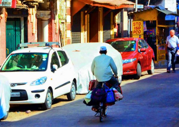 38_2013-12-14_Dabbewalla_A Collecting Dabbawala, Usually on Bicycle, Collects Dabbas either from A Worker's Home or from the Dabba Makers ͨ���������г��ӹ��˼��л������������ռ��㵱��-20001.JPG