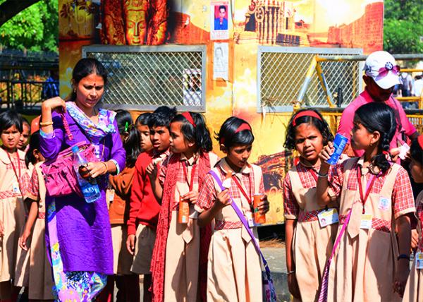 56_2013-12-14_School Kids0001.JPG
